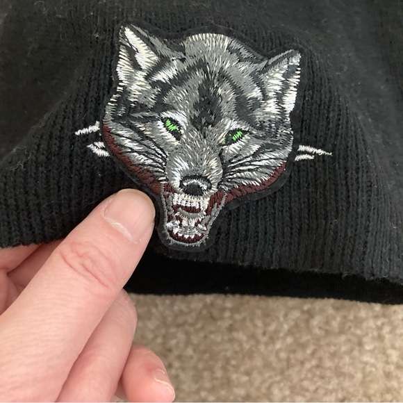 Beanie with wolf embroidery patch - Picture 3 of 3